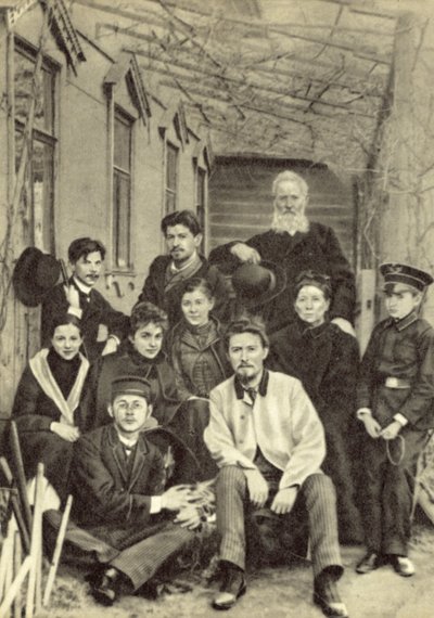 Anton Tschechow mit Verwandten und Freunden im Hof seines Hauses in der Sadovaya-Kudrinskaya-Straße, Moskau, Frühling 1890 von Russian Photographer