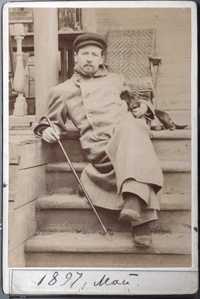 Porträt von Anton Tschechow mit seinem Hund Hina im Mai 1897 in Melikhovo, dem Tschechow-Anwesen (Albumin-Foto) von Russian Photographer