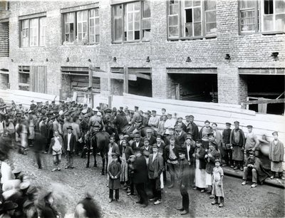 St. Petersburger Fabrikarbeiter im Streik gegen das Lena-Massaker, 1912 von Russian Photographer