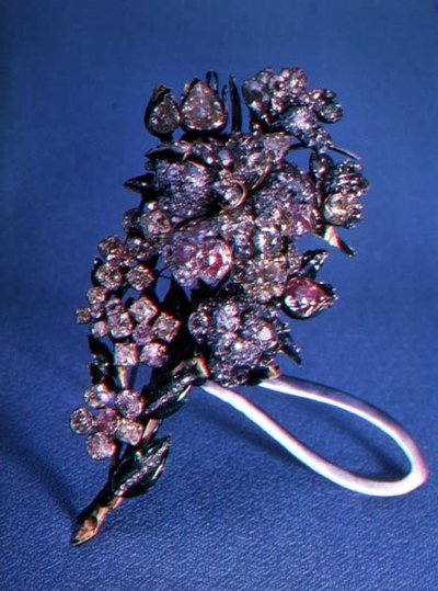 Brosche in Form eines Blumenstraußes mit Brillantschliff-Diamanten und Emaille-Dekoration, ca. 1750 von Russian School