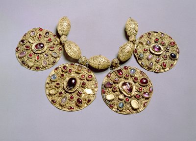 Medaillons vom Barmy-Kragen, mit Filigran- und Granulationsdekoration, Rjasan, 12. Jahrhundert (Gold mit Edelsteinen und Perlen) von Russian School