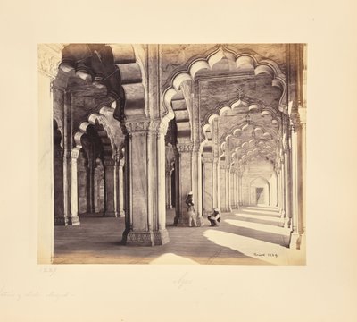 Agra; Innenansicht der Motee Musjid, mit den marmornen sarazenischen Bögen und Säulen von Samuel Bourne