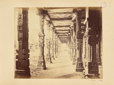 Delhi; Der Kutub Minar, Innenansicht der nördlichen Kolonnade von Samuel Bourne