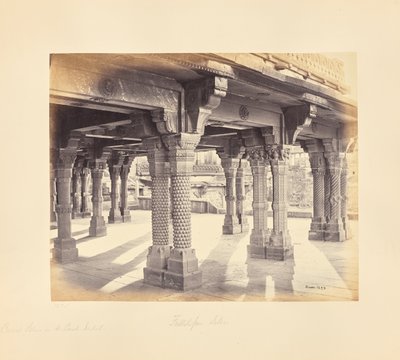Futtypore Sikri; Geschnitzte Säulen im Panch Mehal von Samuel Bourne