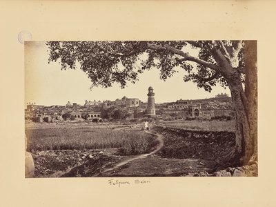 Futtypore Sikri; Gesamtansicht der Ruinen (Westseite), vom Fuß des Hügels von Samuel Bourne