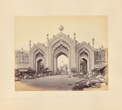 Lucknow; Das Tor des Hooseinabad-Basars von Samuel Bourne