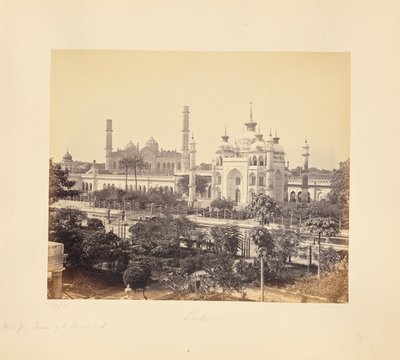 Lucknow; Blick von der Terrasse des Hooseinabad Emambara von Samuel Bourne