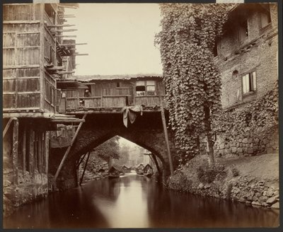 Srinuggur; Eine Brücke am Marqual-Kanal von Samuel Bourne