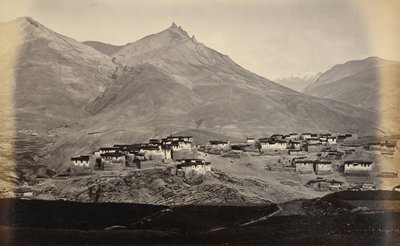Das Dorf Kibber, Spiti, mit Chikkim in der Ferne von Samuel Bourne