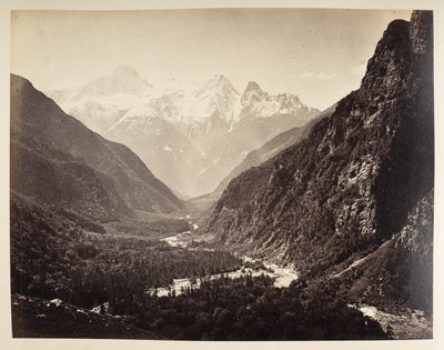 Blick auf die Flussschlucht und einen natürlichen Felsbogen, eingerahmt von Bäumen, am Ganges bei Bhaironghati. Album mit Fotografien von Indien, hauptsächlich von Samuel Bourne 1866 von Samuel Bourne