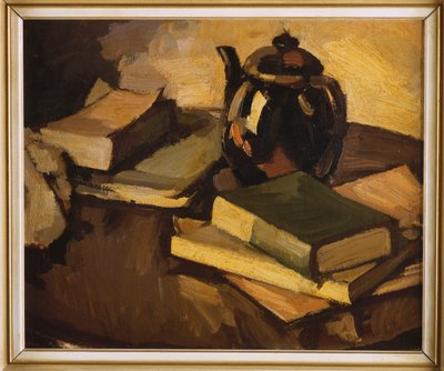 Ein Stillleben mit einer Teekanne und Büchern auf einem Tisch, ca. 1926 von Samuel John Peploe
