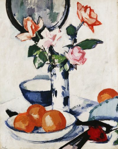 Rosa und Mandarinenrosen in einer blau-weißen Bechervase mit Orangen in einer Schale und einem schwarzen Fächer von Samuel John Peploe