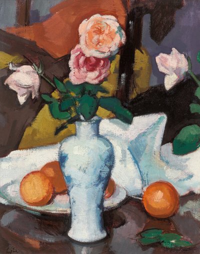 Rosen in einer Vase mit Orangen und einem weißen Tischtuch von Samuel John Peploe