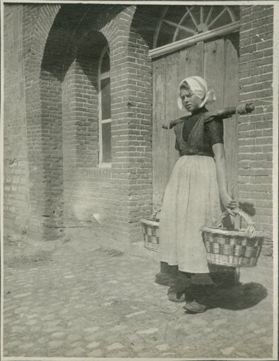 Frau mit zwei Körben, Fotografie von Reisen in Europa und Nordafrika von Sarah Van Doren Shaw