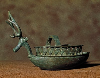 Nuragische Kultur (Nuraghen) Sardinien: Skulptur in Form eines Bootes mit Figuren eines Hirschkopfes in Bronze. 8.-7. Jahrhundert v. Chr. von Sardinia Nuragic Civilization