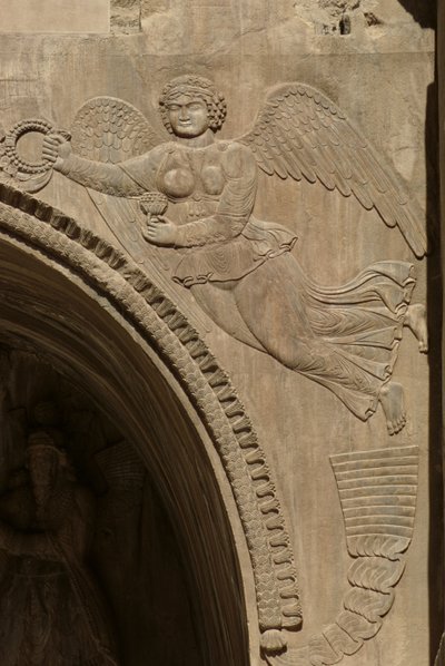 Genius, der eine Schale mit Früchten hält, symbolisiert Überfluss, von einem Zwickel eines Aivans, 590-628 von Sasanian School