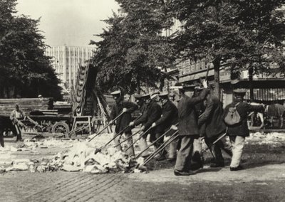 Berlin: Straßenfeger am Wittenbergplatz von Sasha Stone