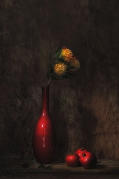 Rote Vase Blumenstillleben von Saskia Dingemans