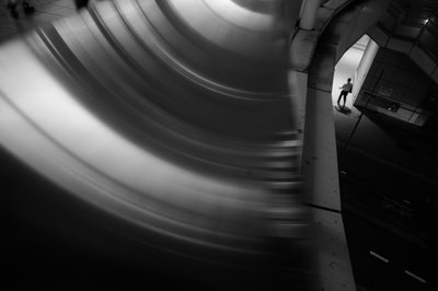 Gekrümmte Tunnelfigur von Satoshi Hata