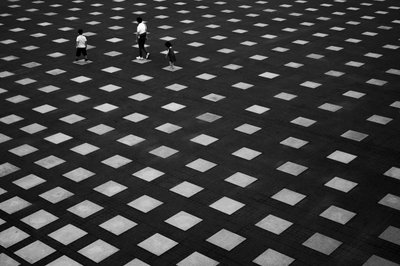 Menschen auf geometrischem Boden von Satoshi Hata