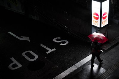 Roter Regenschirm Nachtspaziergang von Satoshi Hata