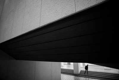 Einsame Figur aufsteigende Treppe von Satoshi Hata