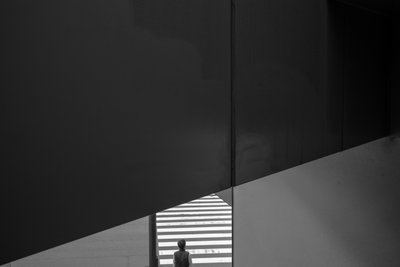Einsame Figur in urbaner Geometrie von Satoshi Hata