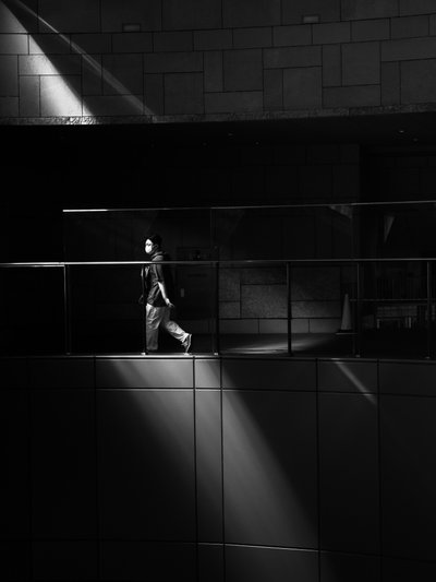Durch das Licht gehen von Satoshi Hata