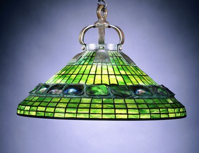 Bleiglas-Turtleback-Fliese und Bronze-Kronleuchter von School American