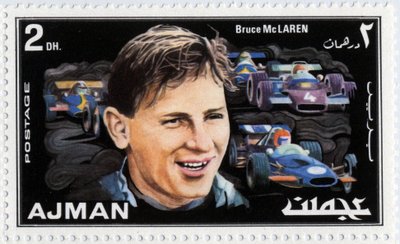 VAE-Briefmarke, die den neuseeländischen Rennfahrer Bruce McLaren (1937-1970) darstellt von School Arabic