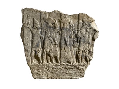 Fragment eines assyrischen Reliefs, das Soldaten zeigt, die Beute und Gefangene aus Babylon eskortieren von School Assyrian
