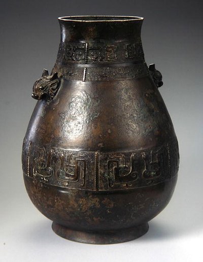 Eine Hu-Vase mit Gussdekoration von School Chinese