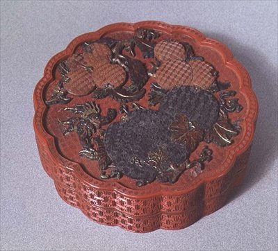 Schachtel mit ockerfarbener, grüner und brauner Dekoration von School Chinese