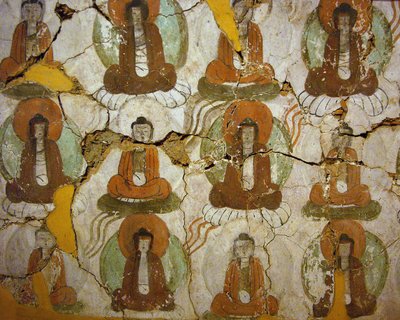 Buddhas, gemalt aus dem 9. Jahrhundert, auf einem Fragment eines Wandgemäldes aus den "Höhlen der Tausend Buddhas" in Kumtura, Autonome Region Xinjiang. Fotografie, Seoul National Museum, Republik Korea, 2006 von School Chinese