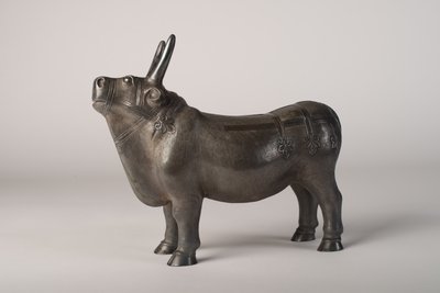 Stier (Silber mit getriebener und getriebener Dekoration) von School Chinese