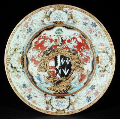Teller bemalt in Famille-Rose-Emaille im Rokoko-Stil mit den Wappen von Leake Okeover Esq., Kangxi-Periode (1662-1722) von School Chinese