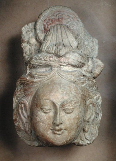 Kopf eines Bodhisattva mit aufwendiger Frisur, aus Tumshuq (Xinjiang) 6.-7. Jahrhundert von School Chinese