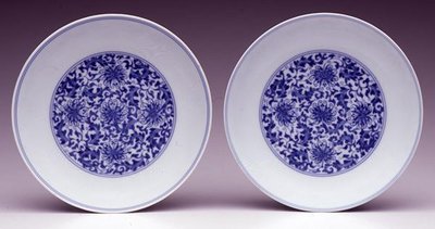 Paar Untertassenschalen mit stilisierten Lotusblumen, Yongzheng-Marke und -Periode 1723-35 von School Chinese