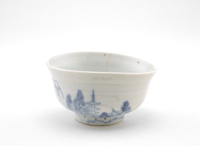 Teeschale mit Landschaftsmotiv, frühes 17. Jahrhundert (Porzellan mit Kobaltpigment unter transparenter Glasur) von School Chinese