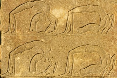 Altes Ägypten, Wandmalerei/Schnitzerei, Weibliche Akrobaten führen Kunststücke vor, Karnak-Tempel, Luxor von School Egyptian
