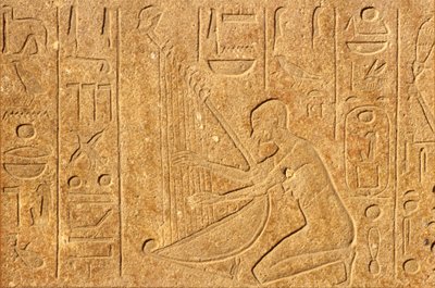 Altes Ägypten, Wandmalerei/Schnitzerei, Harfenspieler mit dem Kopf von Hatschepsut an der Spitze der Harfe, Karnak-Tempel, Luxor von School Egyptian