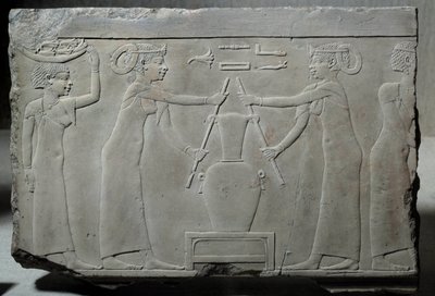 Ägyptische Antiquität: niedriges Kalksteinrelief, das Frauen darstellt, die Lilienblüten pressen, um die Essenz namens „Lirinon-Extraktion“ zu gewinnen, um 500-400 v. Chr. (Saite-Ära?). Niedrige Epoche. Sonne 0,29x0,37 m Paris, Musee du Louvre von School Egyptian