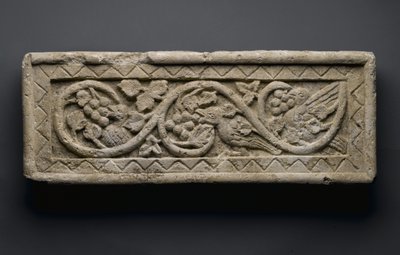 Relief einer Pflanzenrolle mit Vögeln und Trauben, aus Behnesa, 5.-6. Jahrhundert von School Egyptian