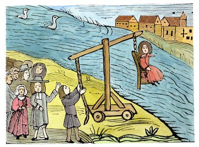 Frau auf einem Tauchstuhl, der Hexerei beschuldigt, Illustration aus einer Sammlung von Heftchen über Esoterik (spätere Kolorierung) von School English