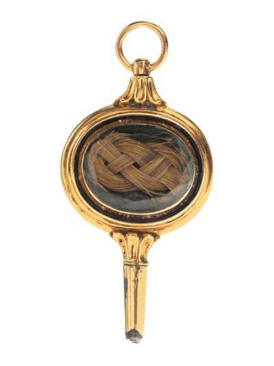 Memento mori gravierter Uhrenschlüssel, mit Haarlocke von Martha Wayles Jefferson, Französisch oder Englisch, spätes 18. - frühes 19. Jahrhundert von School European