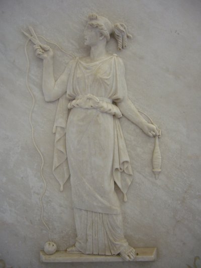 Basrelief von Atropos, der den Lebensfaden schneidet (Marmor) von School Greek