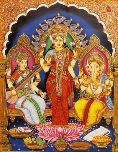 Lord Ganesh mit Laxmi und Saraswati Miniaturmalerei auf Papier mit Goldprägung Indien von School Indian