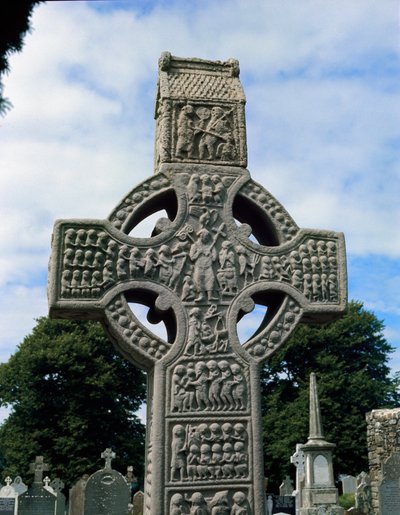 Ansicht des Muiredach-Kreuzes, geschnitzter Stein, ca. 521 von School Irish