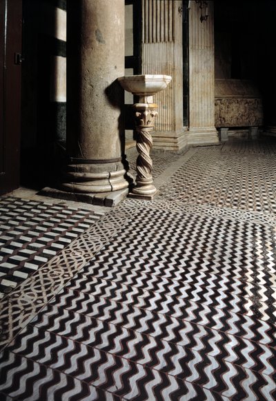 Ansicht des Weihwasserbeckens auf einer gedrehten Säule von School Italian