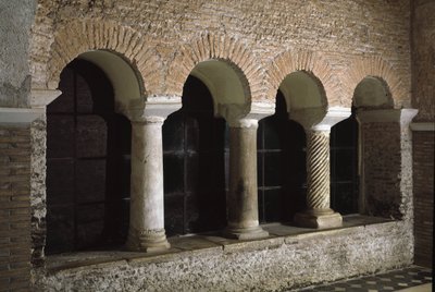 Ansicht des Kreuzgangs der Kirche der Heiligen Vincent und Anastasius, Abtei Tre Fontane von School Italian